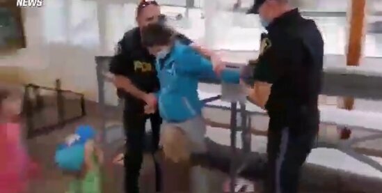 COVİD pasportu olmayan ananı uşaqlarının gözü qarşısında həbs etdilər - VİDEO