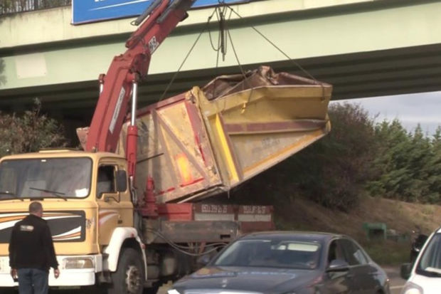 Yük maşını körpüyə çırpıldı - FOTO