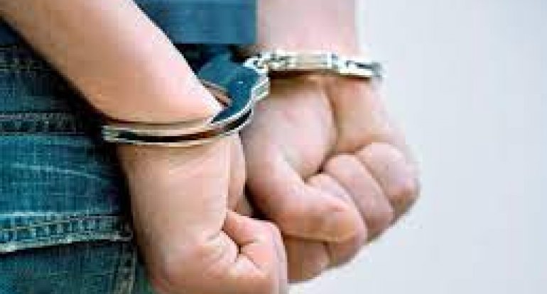 6 il əvvəl bacısının həyətində adam öldürən şəxs hakim qarşısında