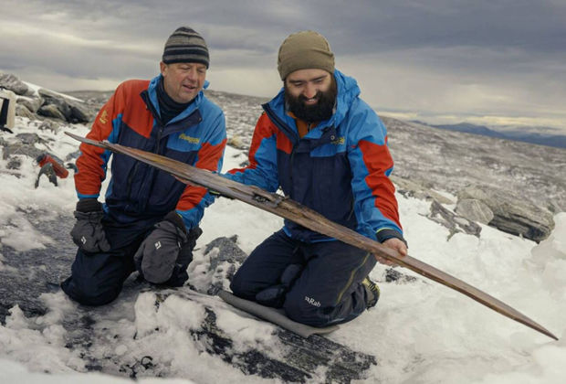 В Норвегии археологи нашли во льду самые древние лыжи - ФОТО