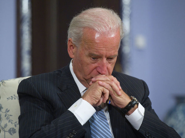 Рейтинг Байдена рекордно упал