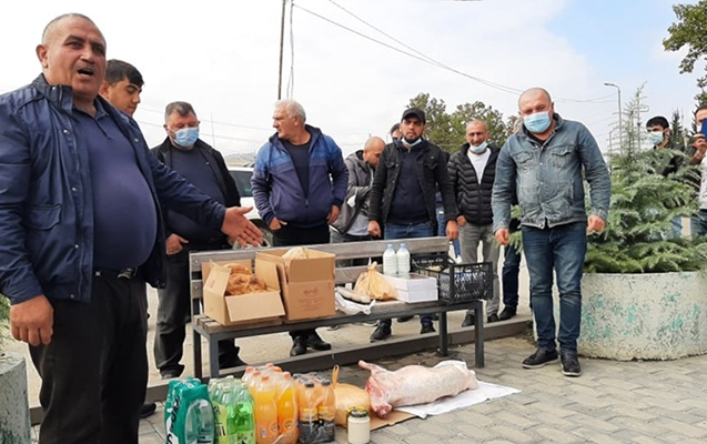 Azərbaycanlılar Saakaşvilini aclığı dayandırmağa belə çağırdılar - Foto