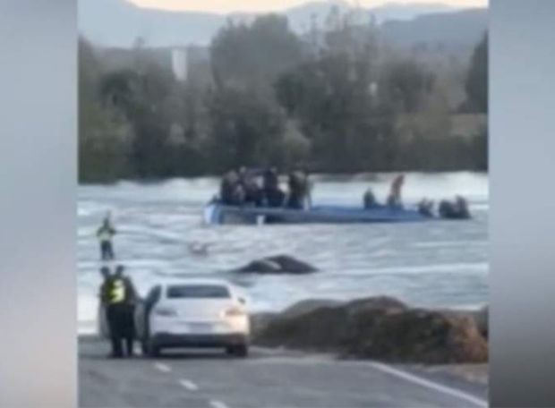 В Китае автобус с пассажирами рухнул в реку - ВИДЕО