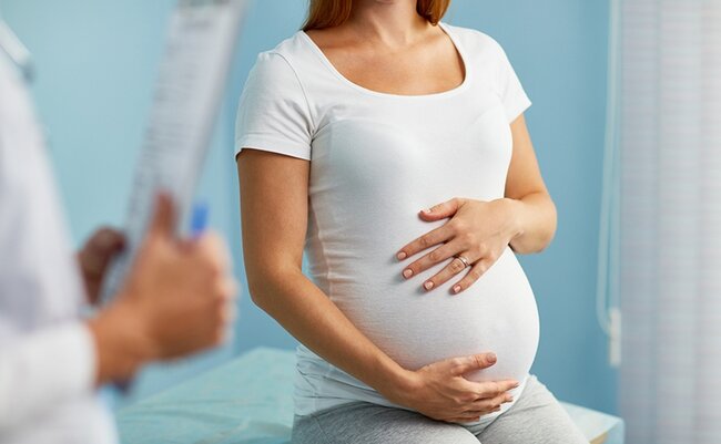 Azərbaycanda hamilə qadın peyvəndə görə tələbəlikdən imtina edib