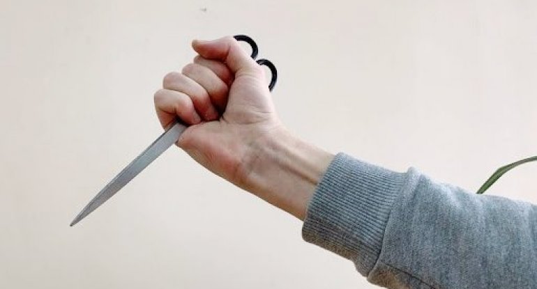 Bərdədə həmkəndlisini qayçı ilə qətlə yetirən şəxs hakim qarşısında