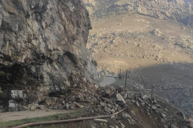 Azərbaycanda qaya qopub yola düşdü, hərəkət dayandı