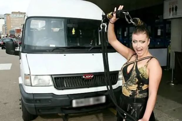 İngiltərədə qadın mikroavtobusu saçı ilə dartaraq yanacaqdoldurma məntəqəsinə çatdırdı – VİDEO