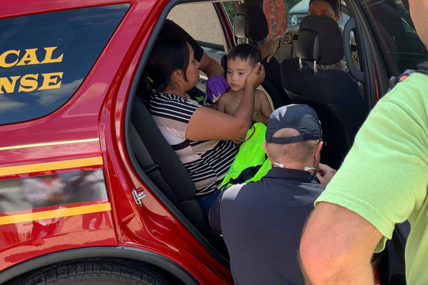 Трехлетнего ребенка нашли в лесу живым спустя четыре дня поисков