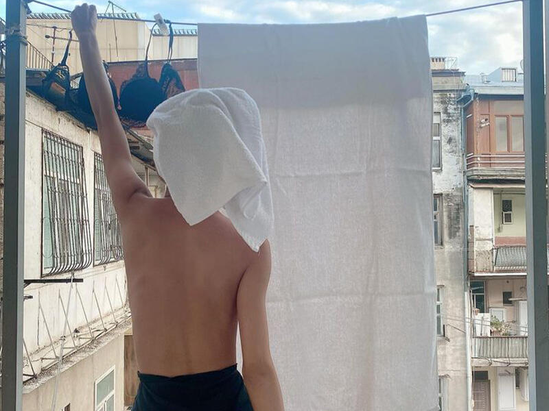 Lüt soyunub eyvanda paltar asan Səmranı qonşuları polisə verdilər - FOTO