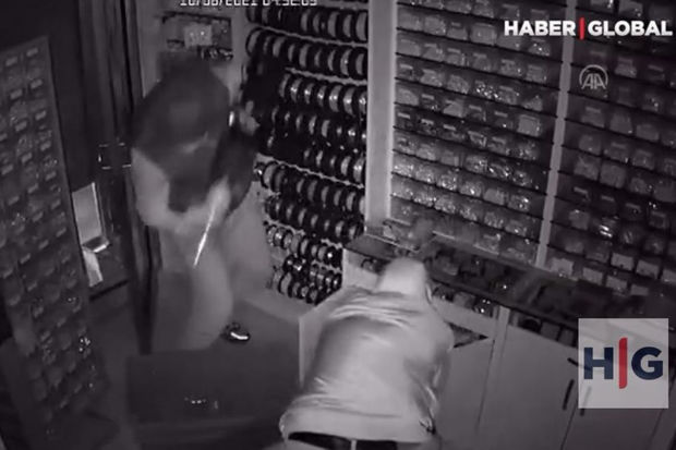 Mağazanı qarət edib 100 min dollar dəyərində gümüş əşyalarını və seyfi apardılar - ANBAAN VİDEO