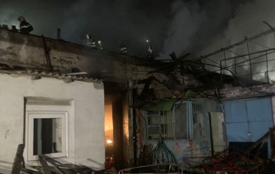 Bakıda meyvə-tərəvəz bazası yandı - Foto