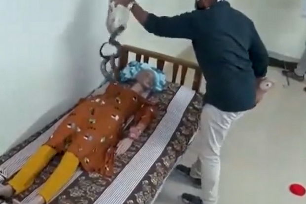 Başqası ilə evlənmək üçün arvadının yatağına kobra atdı - FOTO/VİDEO