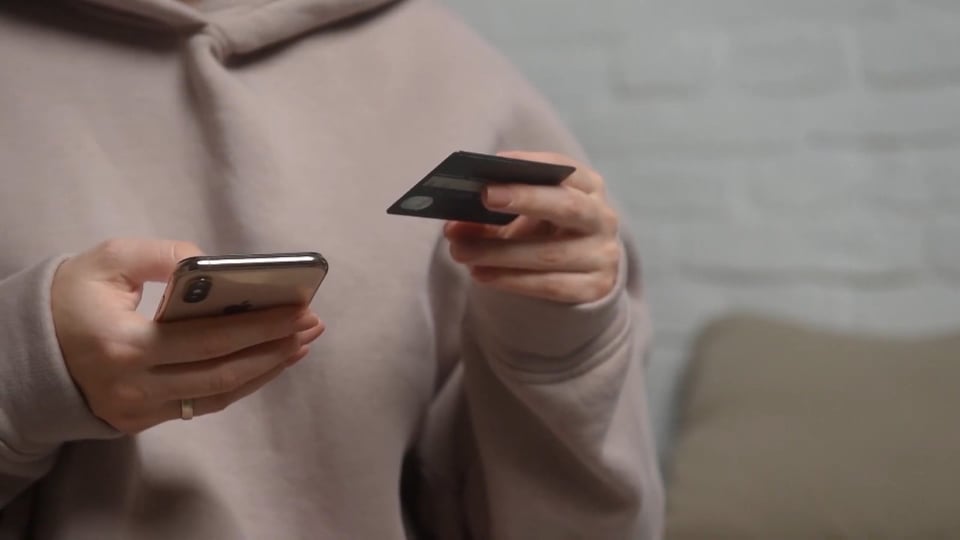 Gəncədə onlayn dələduzluq etməkdə şübhəli bilinən şəxs saxlanılıb - FOTO