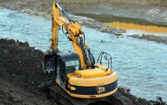 Fəhlə ekskavatorun arasında qalıb öldü