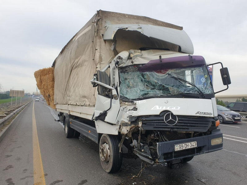 Кадры с места тяжелого ДТП вблизи транспортной развязки Сураханы - ВИДЕО