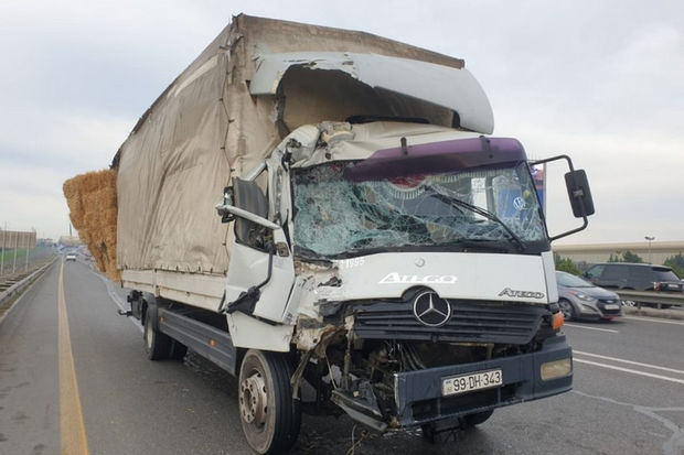 Аварию в Баку спровоцировал 19-летний водитель грузовика?