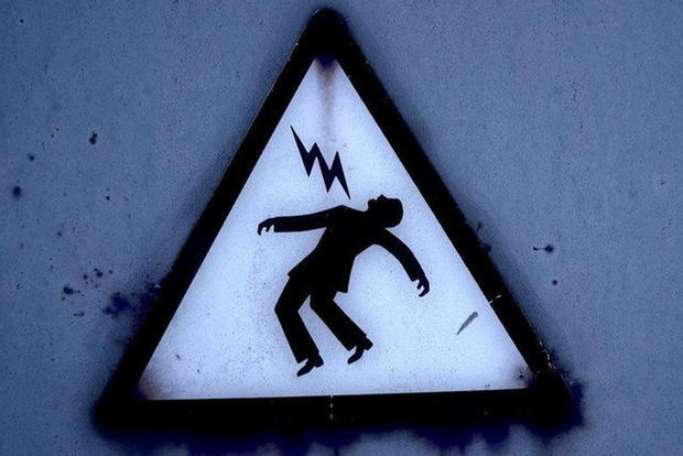 В Лянкяранском районе мужчина скончался от удара током во время сбора фруктов