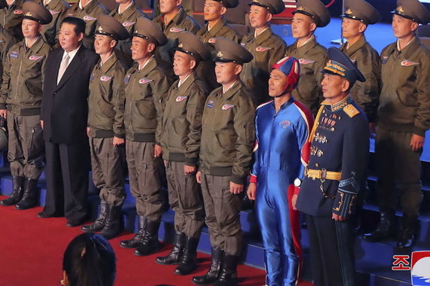 Kim Çen Inın yanında görünən “Şimali koreyalı Kapitan Amerika” hər kəsi güldürdü - FOTO/VİDEO