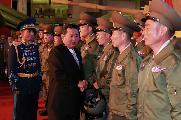 В КНДР военные показали лидеру страны умение ломать головой бетон - ВИДЕО