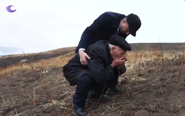 Şükür Həmidovun atası oğlunun şəhid olduğu yeri öpdü - VİDEO