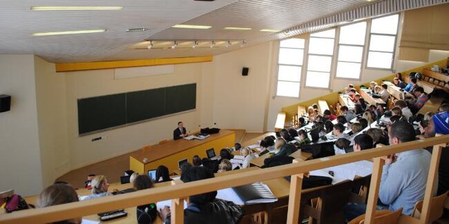 Azərbaycanda tələbələrdə koronavirus aşkarlandı: Təhsil distant olacaq