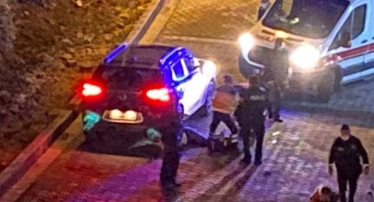 Gənc qız avtomobillə sevgilisinin başını əzib öldürdü - FOTO