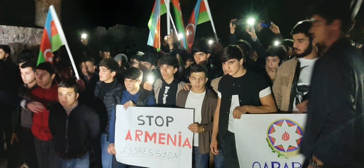 Gənclər Gəncə terrorunun qurbanlarını yad etdilər -  FOTO 