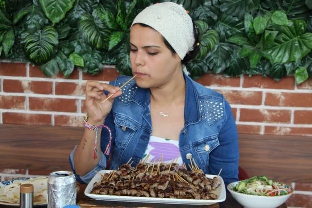 Türkiyəli xanım 37 dəqiqəyə 247 çöp kabab yeyərək rekord qırdı - VİDEO