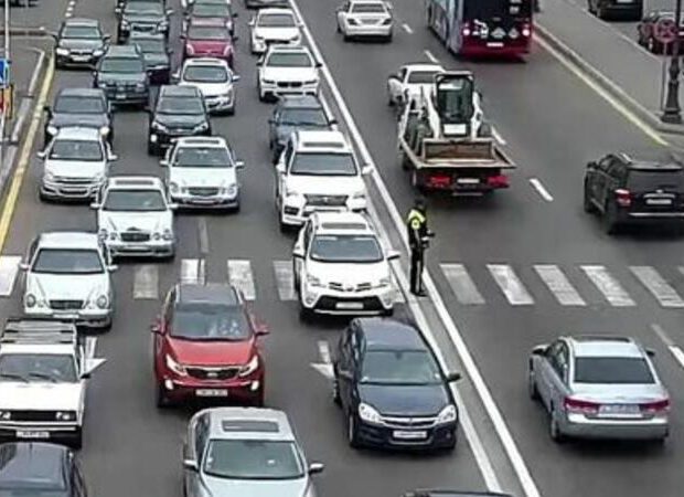 Bakıda ŞOK OLAY – Sürücü ona yol verməyən şəxsi svetaforda saxlayıb yerə yıxdı, bıçaqla…