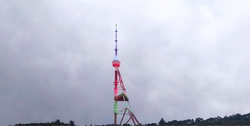 Tbilisi teleqülləsi Azərbaycan bayrağının rəngləri ilə işıqlandırılıb