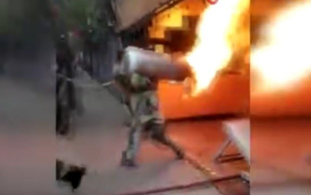 Yanğınsöndürən bu cəsarətinə görə alqış topladı - Video