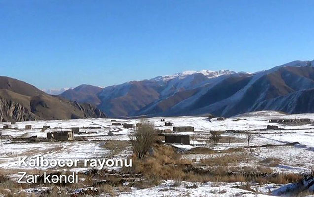 Kəlbəcərdə ekskavatorun üzərinə qaya parçası düşdü: Ölən var - RƏSMİ