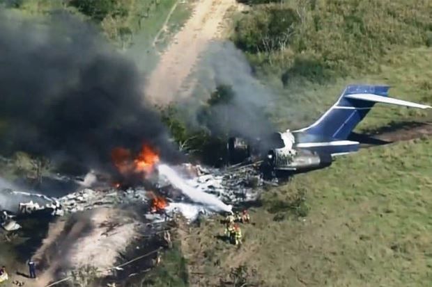 В США самолет с пассажирами развалился на части при взлете - ВИДЕО