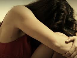 Yolda tanış olub evinə getdikləri məktəbli qızları qaraçılar zorladı