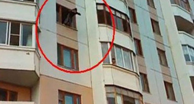 Bakıda ailə zorakılığının dəhşətli sonu: 8 yaşlı qız özünü 13-cü mərtəbədən atdı, anası isə…