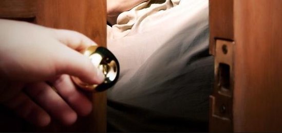 Azərbaycanda kişi arvadını başqası ilə tutdu - VİDEO