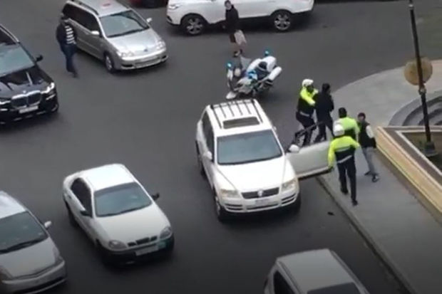 Bakıda polislə vətəndaş arasında insident - ANBAAN VİDEO