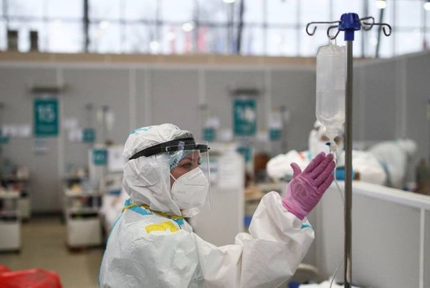 В России за сутки зарегистрировали новые максимумы числа заболевших COVID-19 и скончавшихся