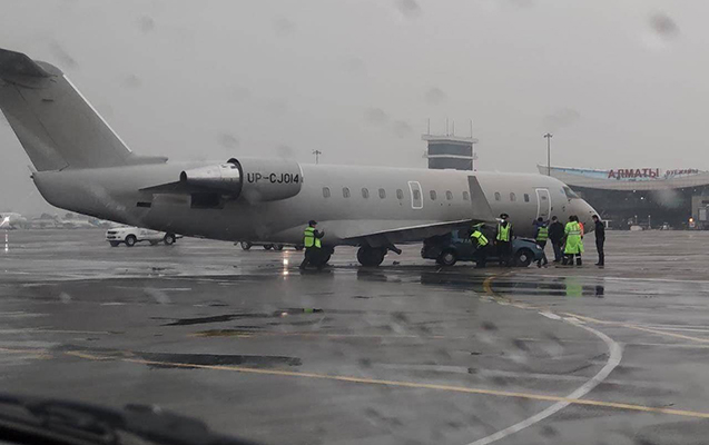 Bakıdan Qazaxıstana uçan təyyarə maşınla toqquşdu - Video