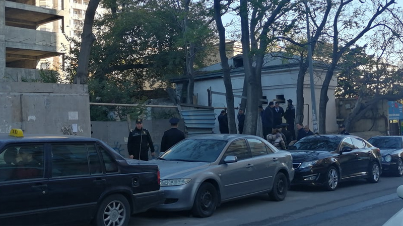 Bakının mərkəzində narkomanların yuvasına çevirilən ərazi təmizlənir (FOTOVİDEO)