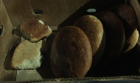 Bu kadrlar sizi dəhşətə salacaq - Çörək alarkən diqqətli olun! - VİDEO