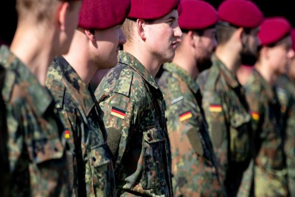 Alman zabitinin evindən radioaktiv maddə və məxfi sənədlər aşkarlanıb