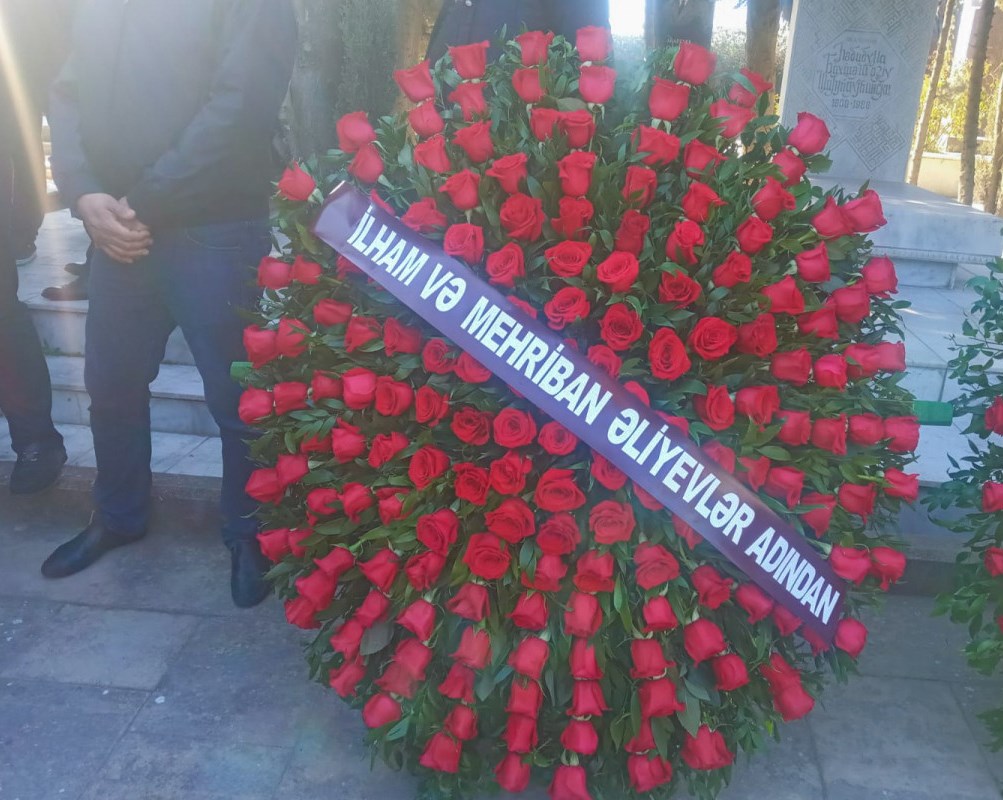 Президент и первая леди отправили венок на похороны Джанали Акберова