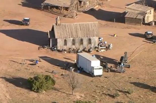 Офис шерифа ищет запись инцидента, приведшего к смерти оператора Хатчинс на съемках в США