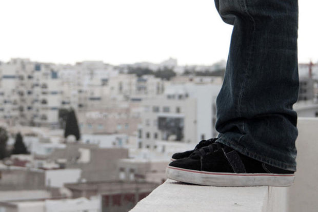 Bakıda 18 yaşlı oğlan özünü doqquzmərtəbəli binadan atdı