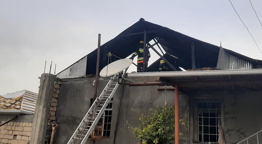 В Геранбойском районе в жилом доме произошел пожар: есть пострадавший