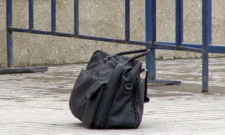 Küçəni süpürərkən çanta tapdı: Zibilliyə atmaq istədi... - Açıb içinə baxanda İNANMADI / VİDEO