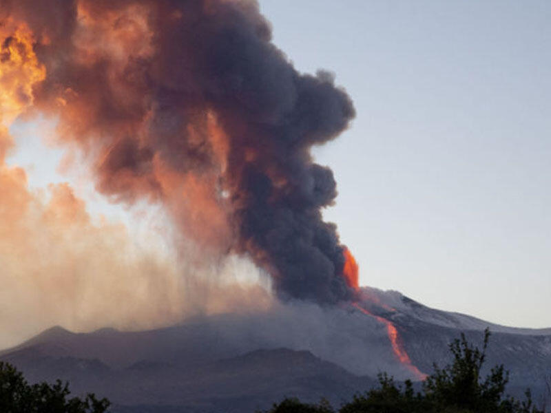 Etna vulkanının dəhşətli görüntüləri - VİDEO