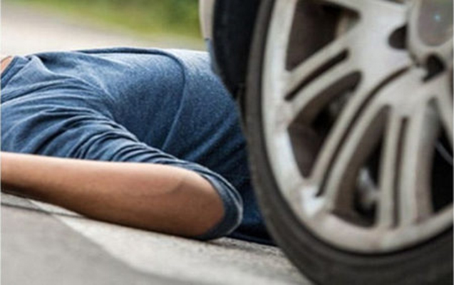 16 yaşlı oğlanı maşın vurub öldürdü