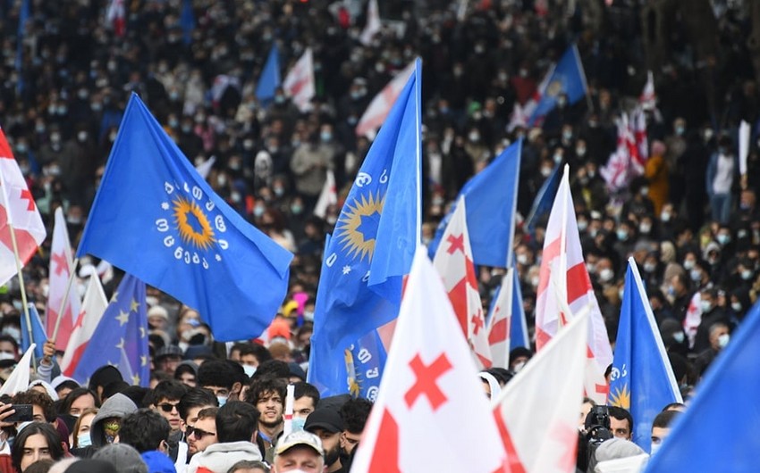 Gürcüstanın hakim partiyasının Tbilisidəki kütləvi mitinqi başa çatıb